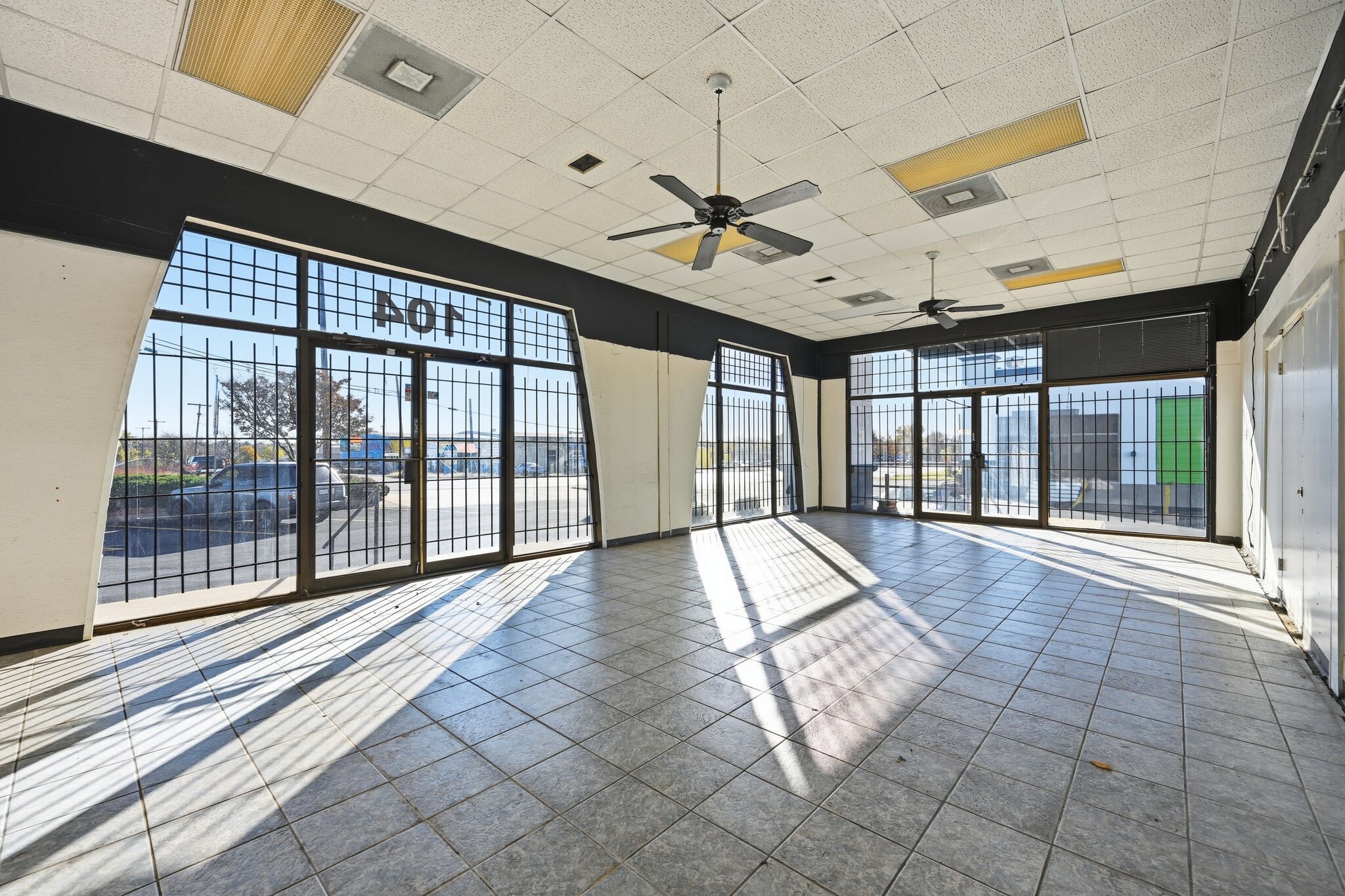 104-142 S Collins St, Arlington, TX for lease Interior Photo- Image 1 of 6