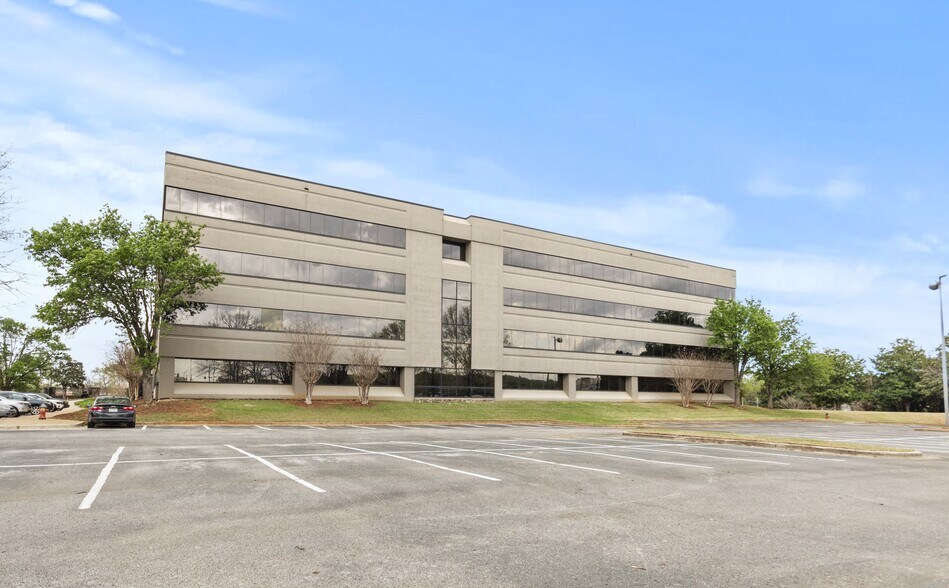 215 Wynn Dr, Huntsville, AL à louer - Photo du bâtiment - Image 3 de 15