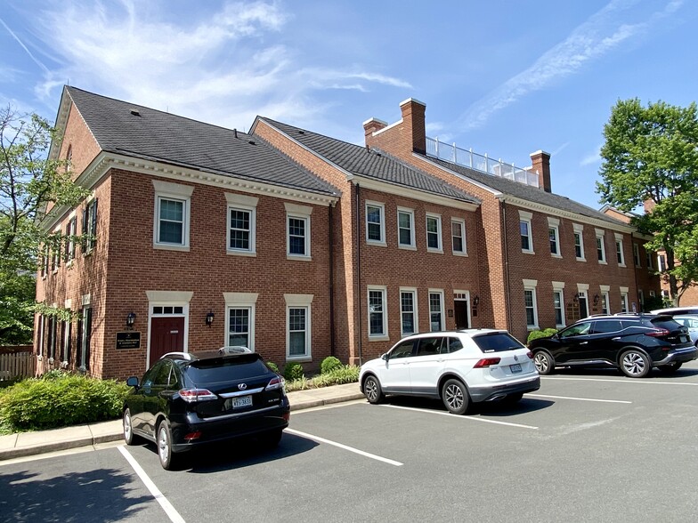 10470-10476 Armstrong St, Fairfax, VA à louer - Photo du bâtiment - Image 1 de 3