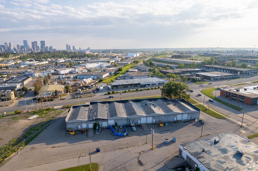 451-463 42nd Ave SE, Calgary, AB à louer - Aérien - Image 3 de 6