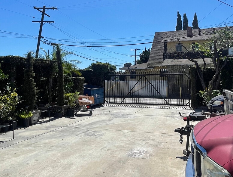 1032 E Compton Blvd, Compton, CA for sale - Building Photo - Image 2 of 8