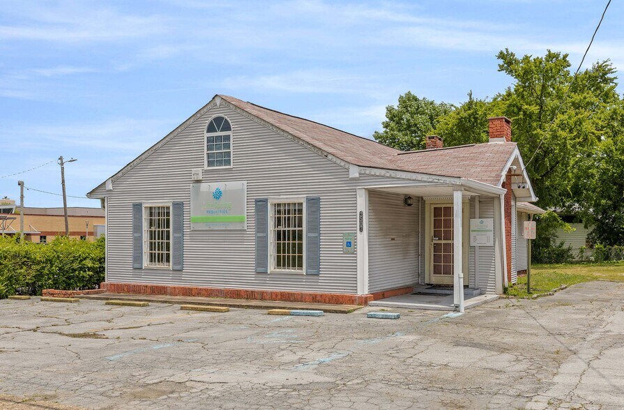 2507 McCallie Ave, Chattanooga, TN à vendre - Photo du bâtiment - Image 2 de 38