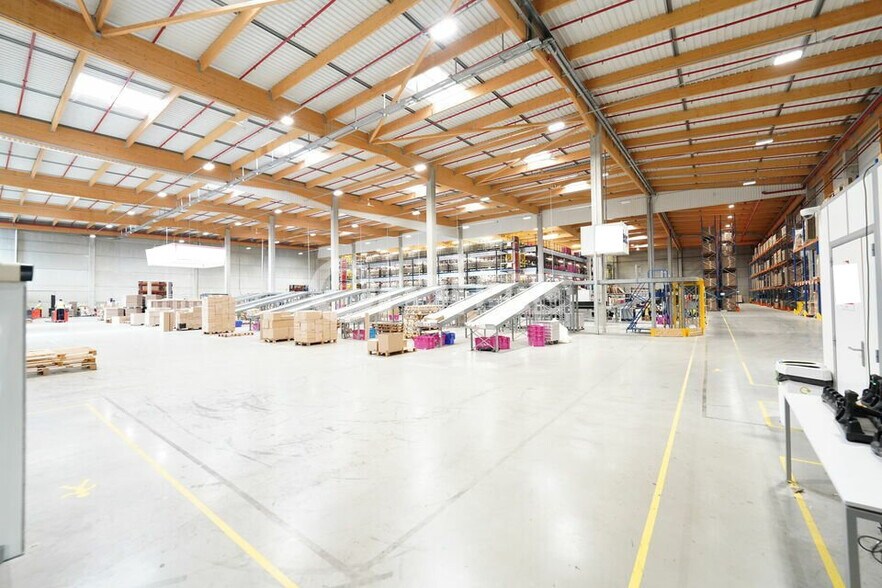 1 Bis Rue Le Chatelier, Vaulx-Milieu for lease - Building Photo - Image 3 of 12