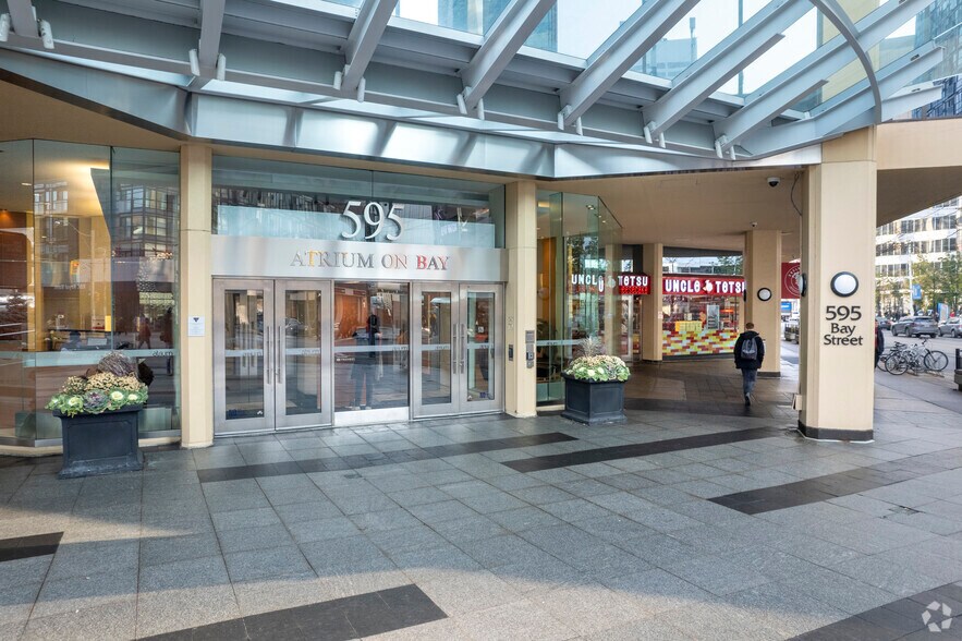 595 Bay St, Toronto, ON à louer - Photo du bâtiment - Image 3 de 6