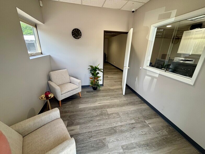 315 N 9th St, St Charles, IL à louer - Hall d’entrée - Image 2 de 15
