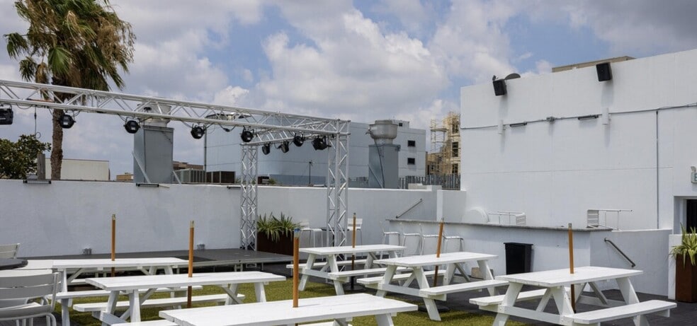 322 & 326 N Chaparral St portfolio of 2 properties for sale on LoopNet.ca - Building Photo - Image 2 of 13