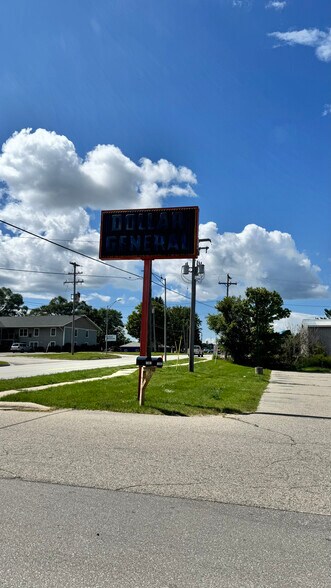 1381 Main St, Edmore, MI à vendre - Photo du bâtiment - Image 2 de 8