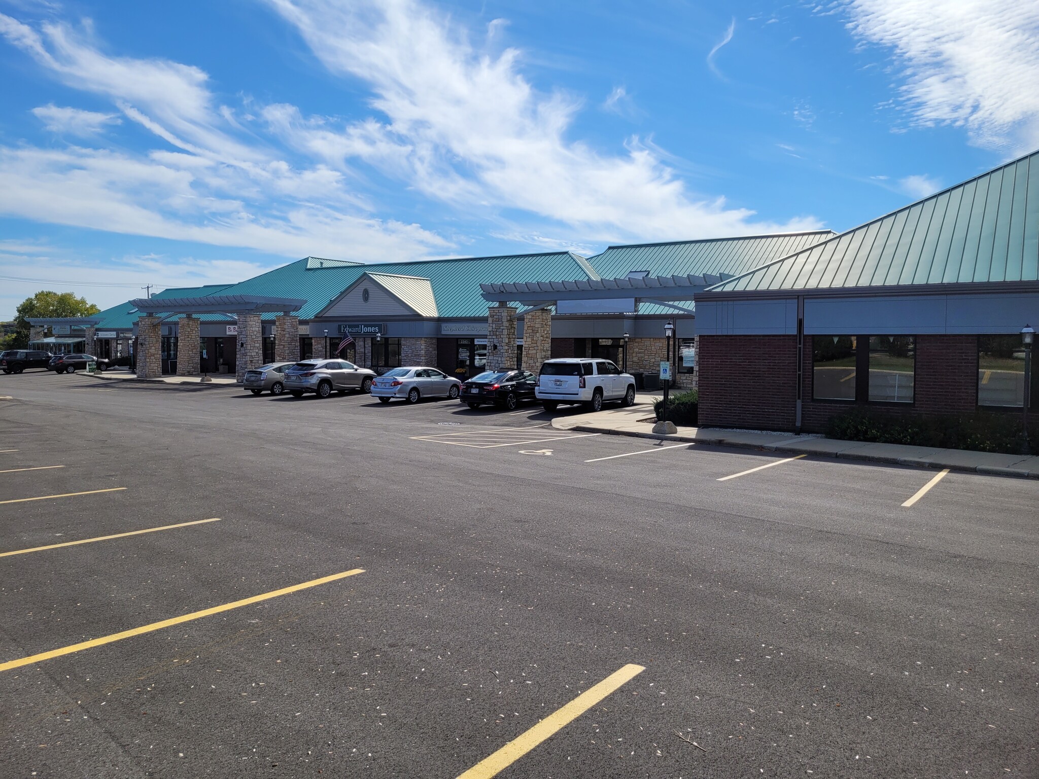 2301-2359 Silvernail Rd, Pewaukee, WI for lease Primary Photo- Image 1 of 43