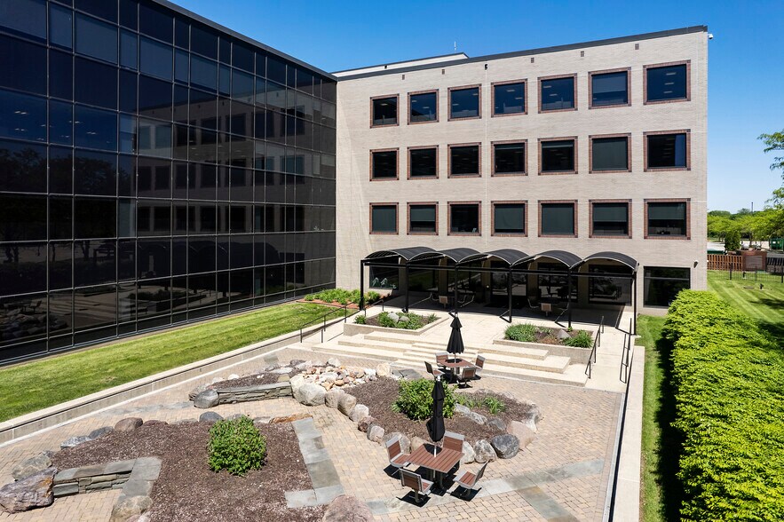 7000 Vista Dr, West Des Moines, IA à louer - Photo du bâtiment - Image 3 de 4