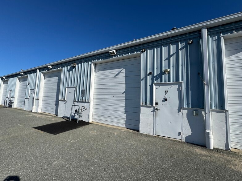 1678 E Main Rd, Portsmouth, RI for lease - Primary Photo - Image 1 of 4