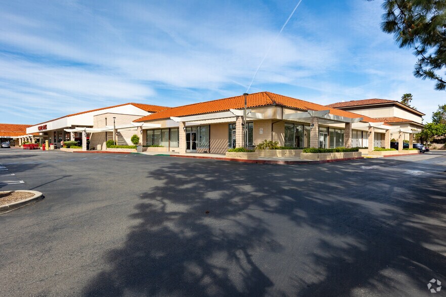 475 E Avenida de los Arboles, Thousand Oaks, CA à vendre - Photo du bâtiment - Image 2 de 11