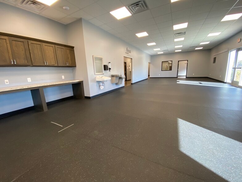 2221 John Williams Blvd, Bedford, IN à vendre - Photo du bâtiment - Image 2 de 82