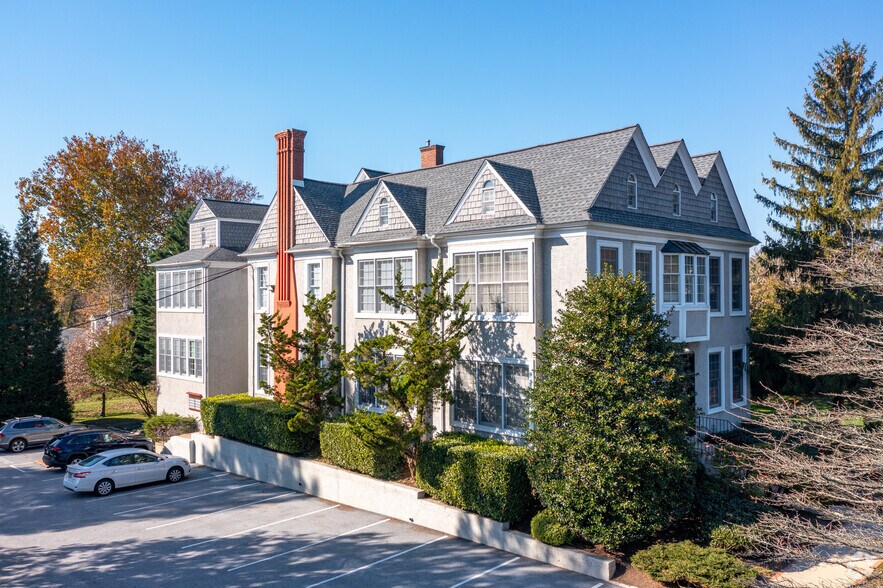 28 S Waterloo Rd, Devon, PA for lease - Building Photo - Image 2 of 5