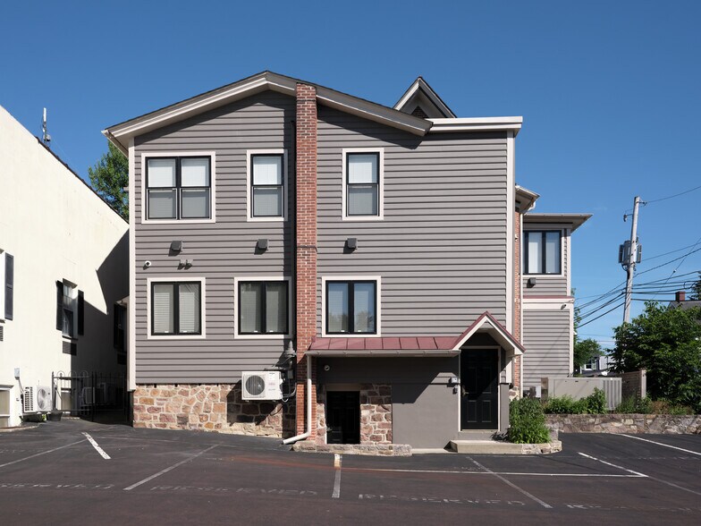 67 W Court St, Doylestown, PA à louer - Photo du bâtiment - Image 3 de 30