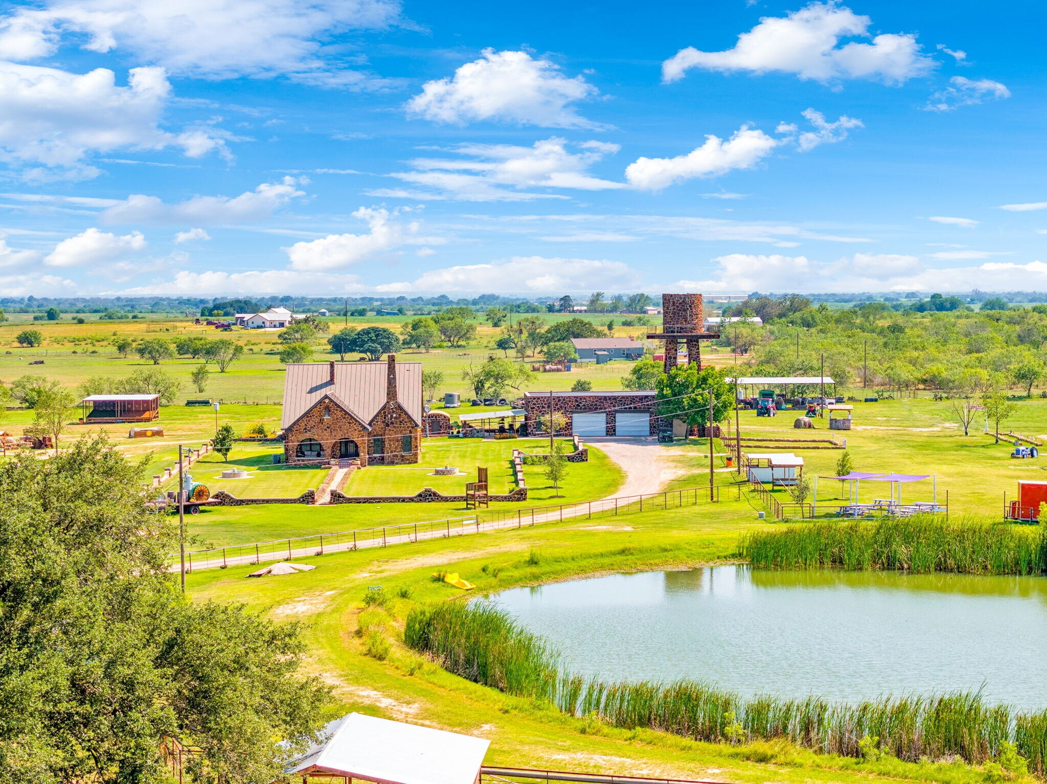995 W Gates Valley Rd, Poteet, TX à vendre Photo du bâtiment- Image 1 de 44