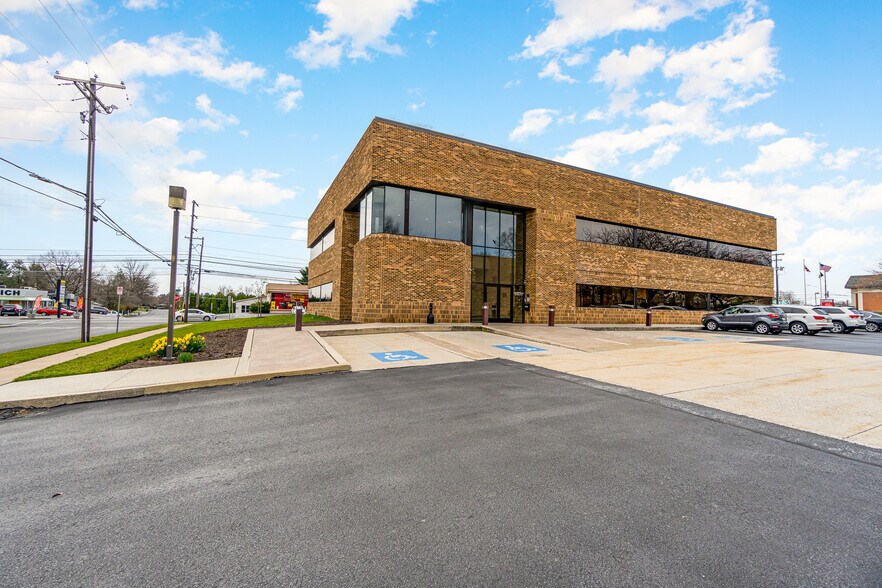 3500 Market St, Camp Hill, PA for lease - Building Photo - Image 2 of 10