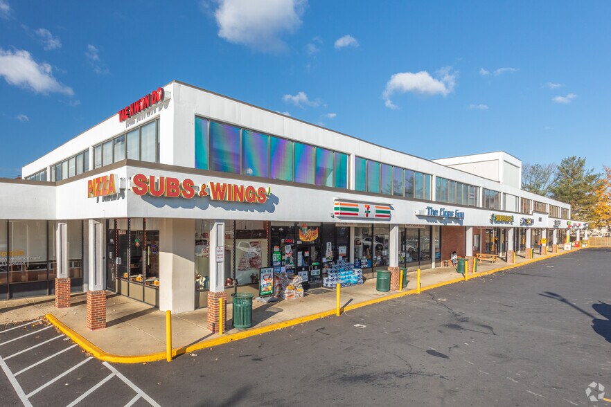 6110-6122 Franconia Rd, Franconia, VA à louer - Photo du bâtiment - Image 2 de 5