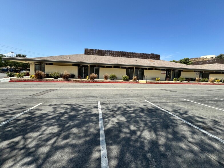 10241-10251 Country Club Dr, Jurupa Valley, CA à louer - Photo du bâtiment - Image 1 de 5