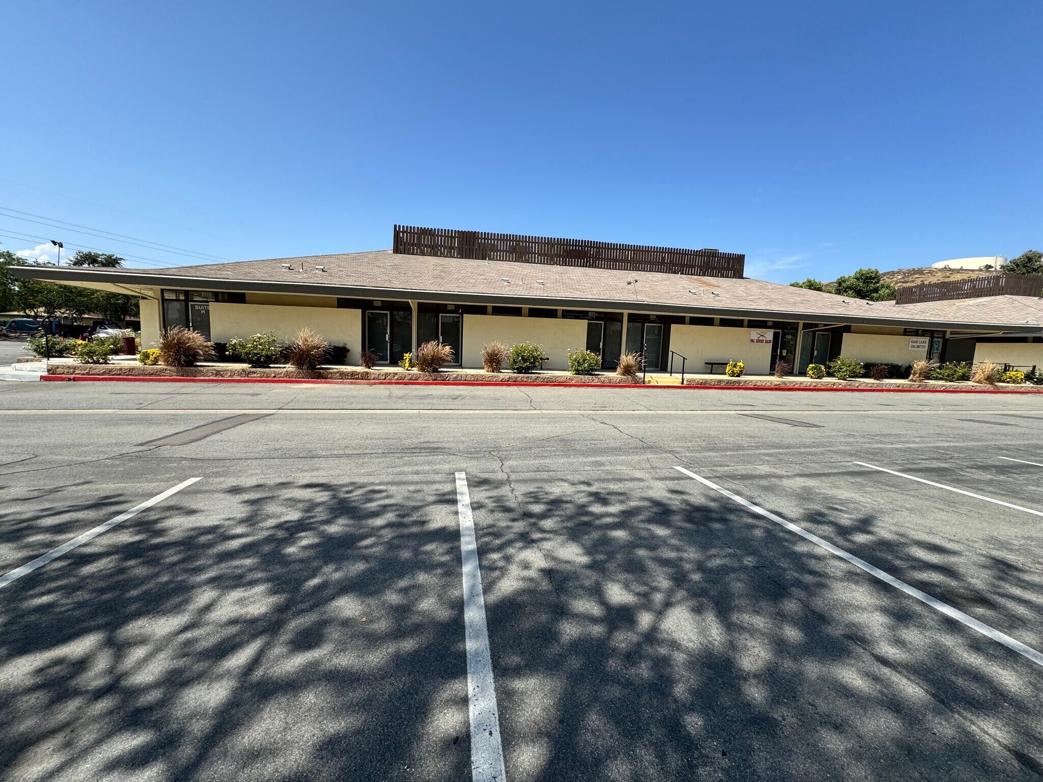 10241-10251 Country Club Dr, Jurupa Valley, CA à louer Photo du bâtiment- Image 1 de 6