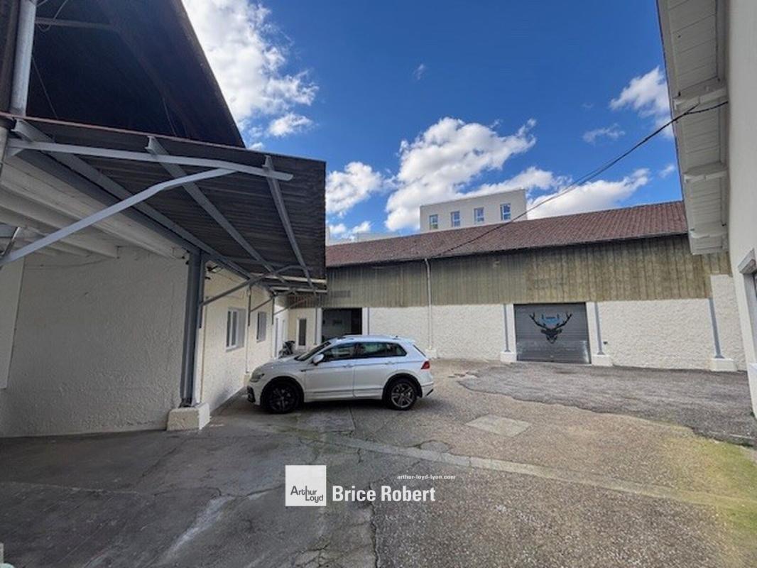 Flex in Lyon for lease Building Photo- Image 1 of 11