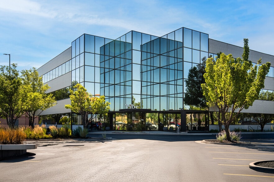 10542 S Jordan Gtwy, South Jordan, UT for lease - Building Photo - Image 2 of 25
