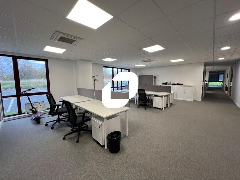 Office in Lesquin for lease - Interior Photo - Image 1 of 11