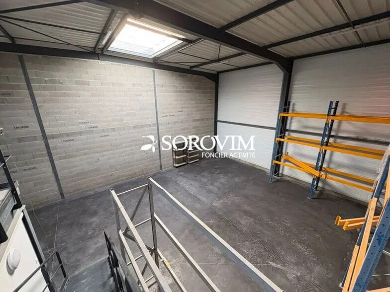 Flex in Brignais for lease - Building Photo - Image 3 of 7