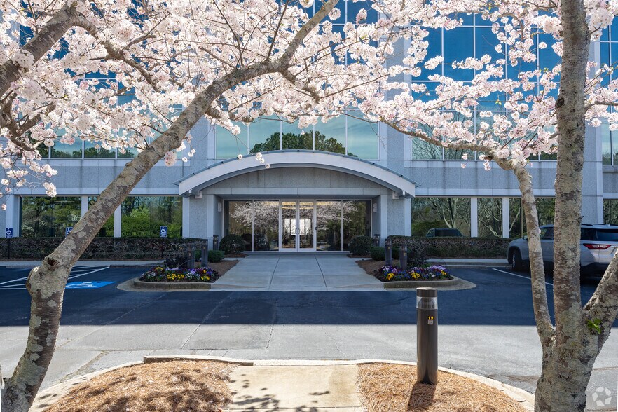 4550 N Point Pky, Alpharetta, GA à louer - Photo du bâtiment - Image 3 de 27