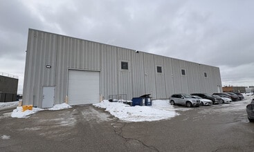 135 Pony Dr, Newmarket, ON à louer Photo du bâtiment- Image 2 de 8