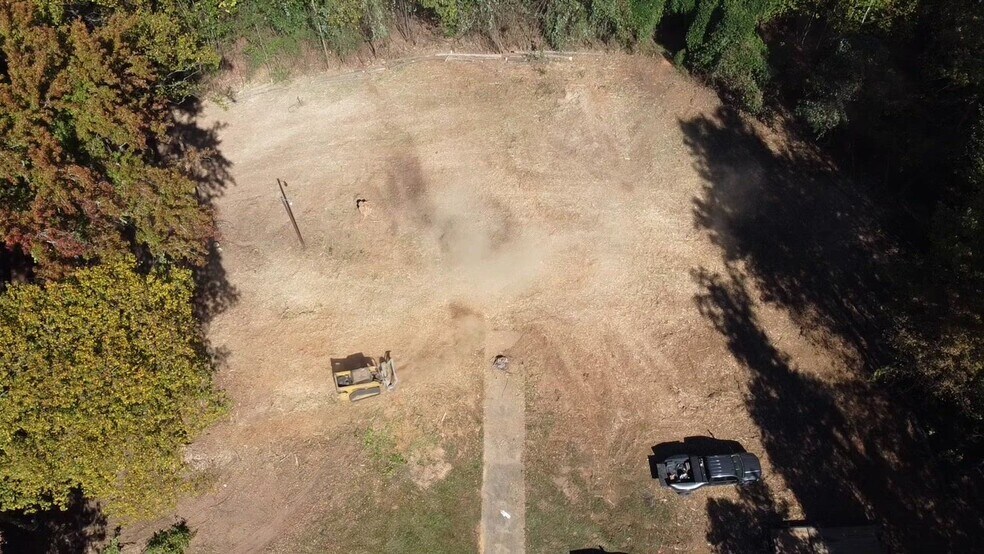 3420 & 3422 Battleground Ave, Greensboro, NC for lease - Commercial Listing Video - Image 2 of 4