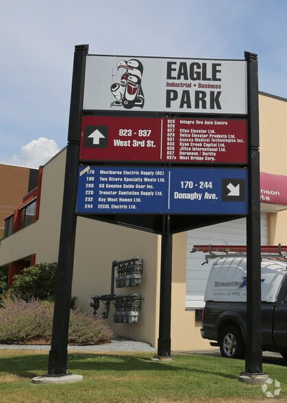 823-837 3rd St W, North Vancouver, BC à louer - Photo du bâtiment - Image 3 de 5