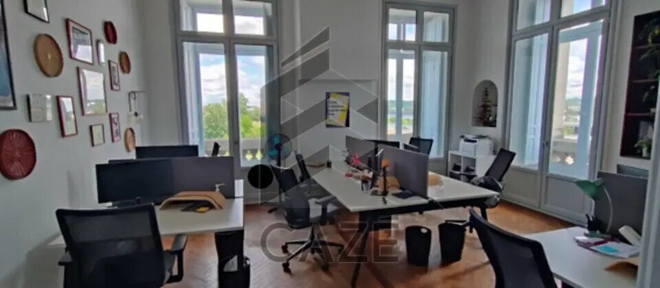 Office in Bordeaux for lease Interior Photo- Image 1 of 4