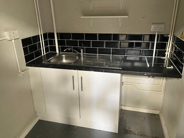 Stacey Bushes, Milton Keynes for lease - Building Photo - Image 3 of 9