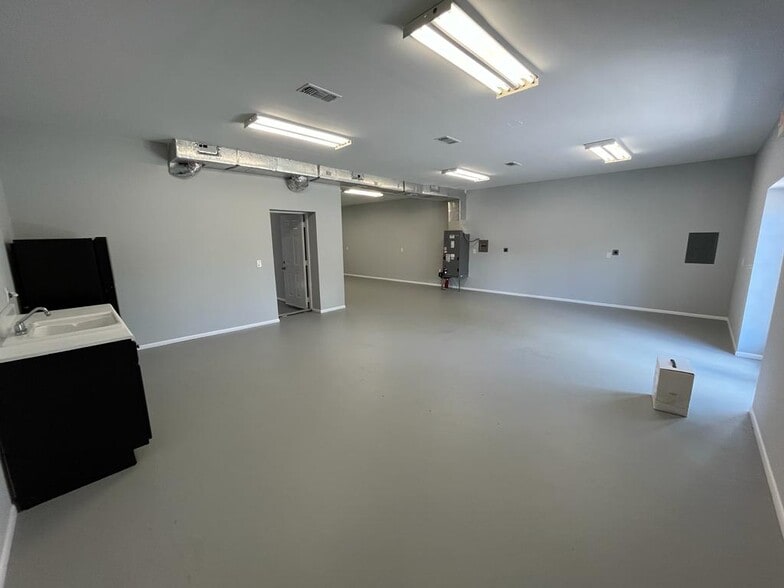 2054 Crawford St, Fort Myers, FL for lease - Interior Photo - Image 2 of 4