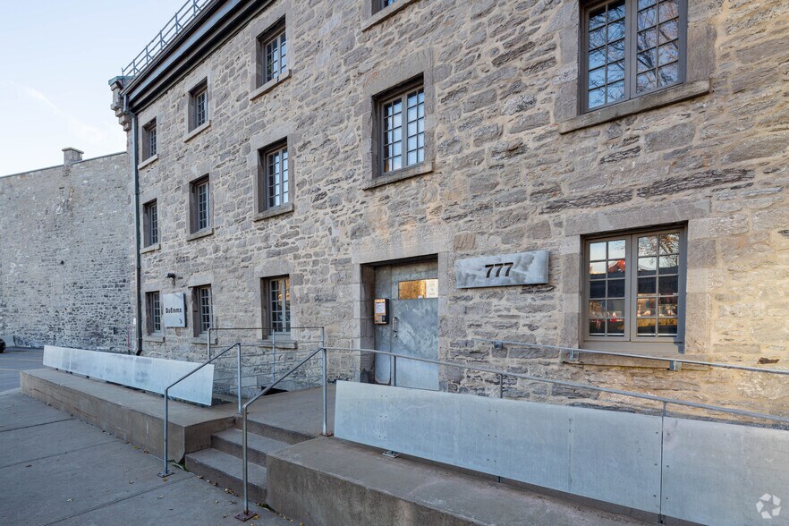 15-17 Rue Duke, Montréal, QC à louer - Photo du bâtiment - Image 3 de 6