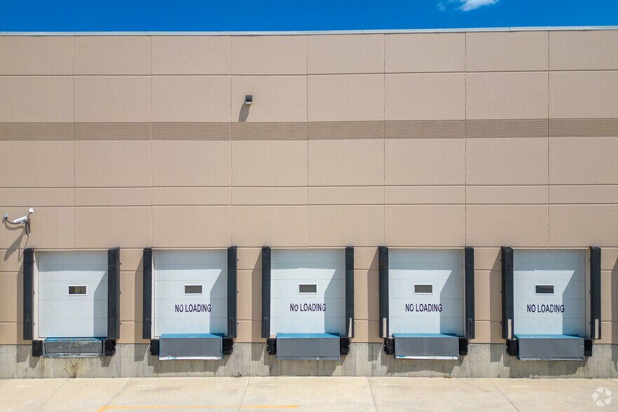 58 Aero Dr NE, Calgary, AB à louer - Photo du bâtiment - Image 3 de 5