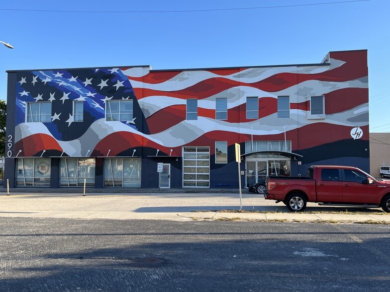 290 9th St N, Saint Petersburg, FL à louer - Photo du bâtiment - Image 2 de 4