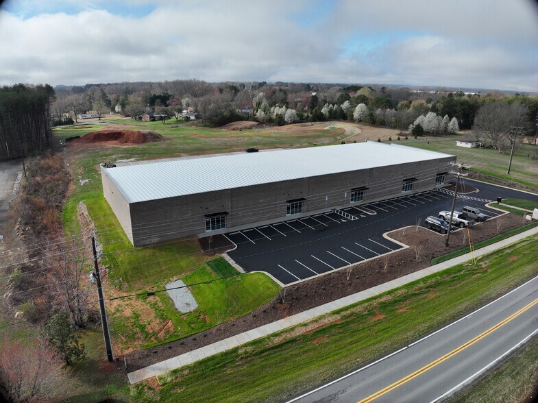 8229 Tyner Rd, Colfax, NC à louer - Communauté Matterport - Image 2 de 22