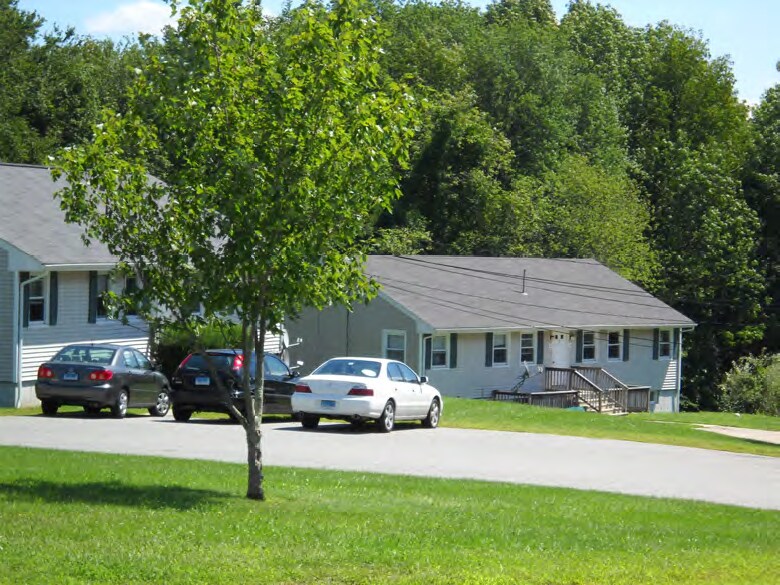 UCONN Student Housing Portfolio portefeuille de 5 propriétés à vendre sur LoopNet.ca - Photo du bâtiment - Image 3 de 39