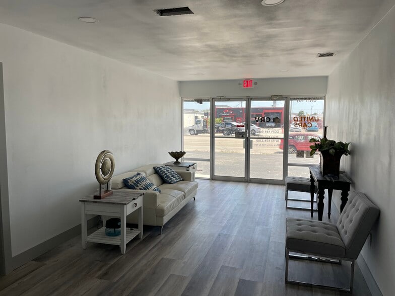 944 Country Club Blvd, Cape Coral, FL for lease - Interior Photo - Image 2 of 12