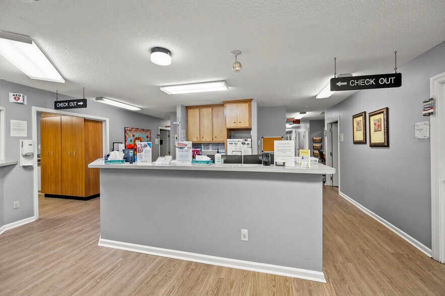 1940 Briarwood Dr, Hickory, NC à vendre - Photo du bâtiment - Image 2 de 6