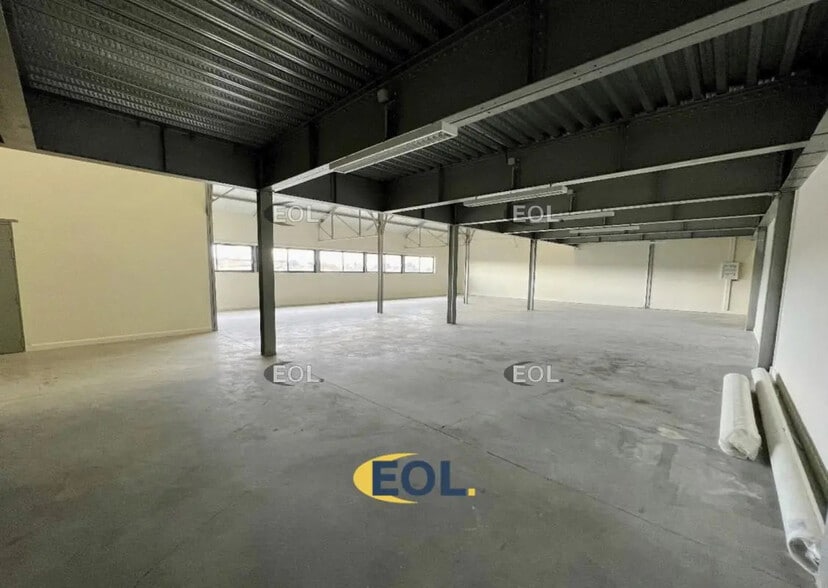 Flex in Bondy for lease - Interior Photo - Image 3 of 6