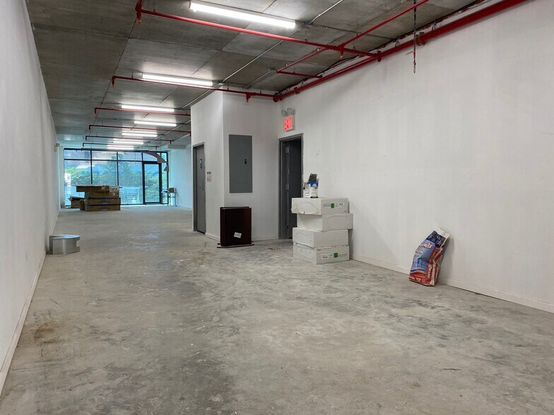 61-10 182nd St, Fresh Meadows, NY à louer - Photo du bâtiment - Image 3 de 6