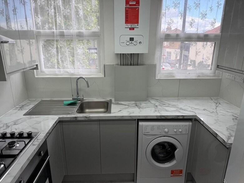 416 Barking Rd, Londres à vendre - Photo du bâtiment - Image 3 de 11