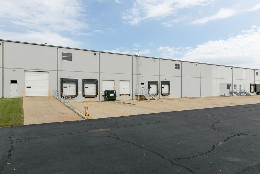 7100 Trade Port Dr, Louisville, KY à louer - Photo du bâtiment - Image 3 de 4