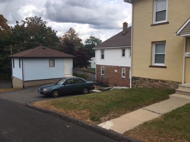 52 Colony St, Bristol, CT à vendre - Photo du bâtiment - Image 3 de 25