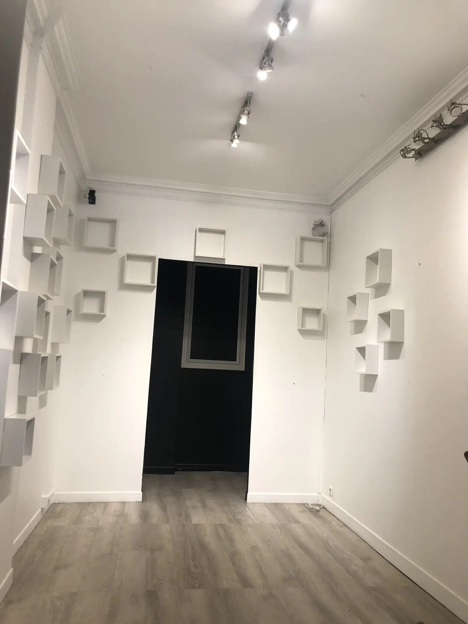 Retail in Paris for sale Interior Photo- Image 1 of 3