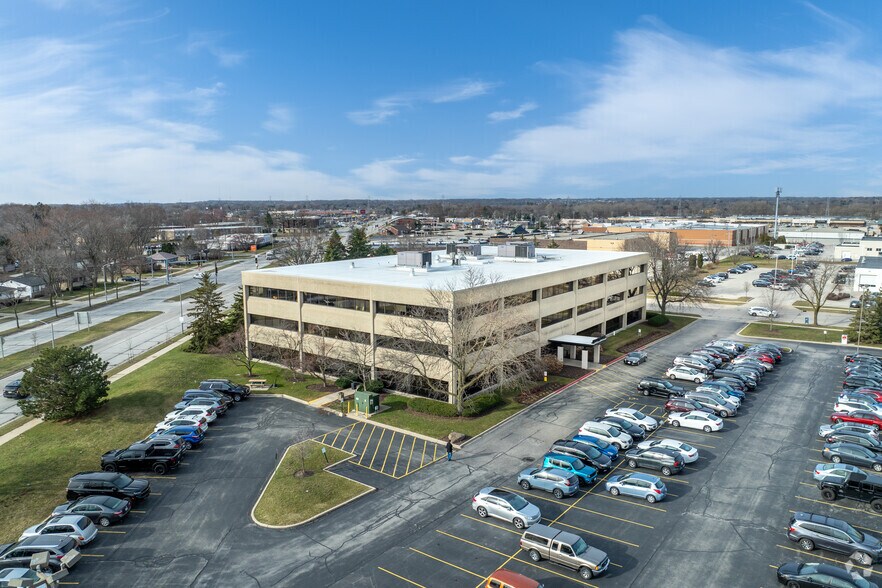 2448 S 102nd St, West Allis, WI for lease - Primary Photo - Image 1 of 5