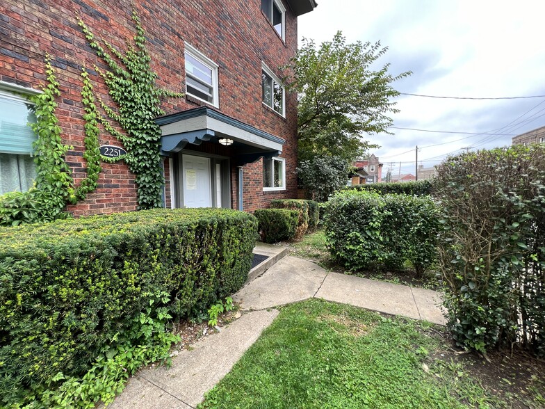 2251 Brownsville Rd, Pittsburgh, PA à vendre - Photo du bâtiment - Image 1 de 1