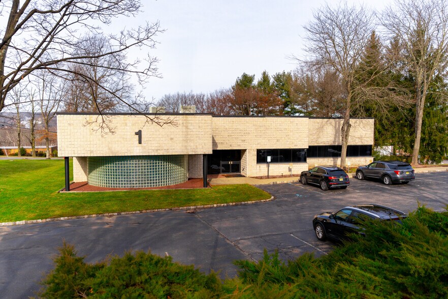 1 Stewart Ct, Denville, NJ à vendre - Photo du bâtiment - Image 2 de 11